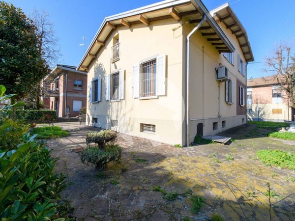 casa indipendente in vendita a Reggio nell'Emilia in zona Città Storica
