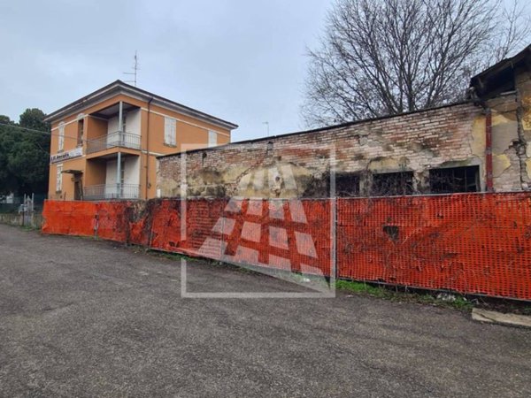 locale commerciale in vendita a Reggio nell'Emilia in zona Pieve Modolena