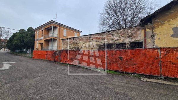 locale commerciale in vendita a Reggio nell'Emilia in zona Pieve Modolena