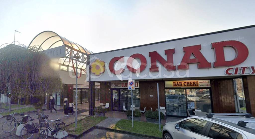 negozio in vendita a Reggio nell'Emilia in zona Pieve Modolena