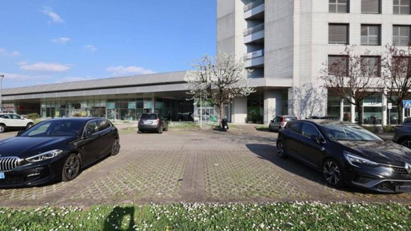 negozio in vendita a Reggio nell'Emilia in zona Carrozzone