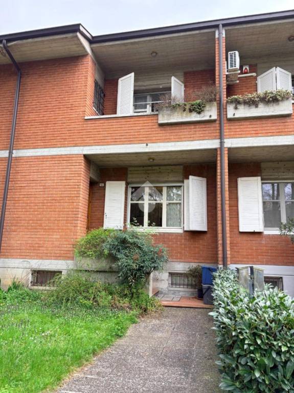 casa indipendente in vendita a Reggio nell'Emilia in zona Rivalta