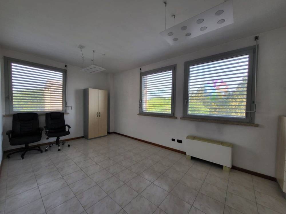 ufficio in vendita a Reggio nell'Emilia in zona Città Storica