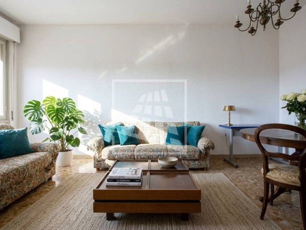 appartamento in vendita a Reggio nell'Emilia in zona Città Storica