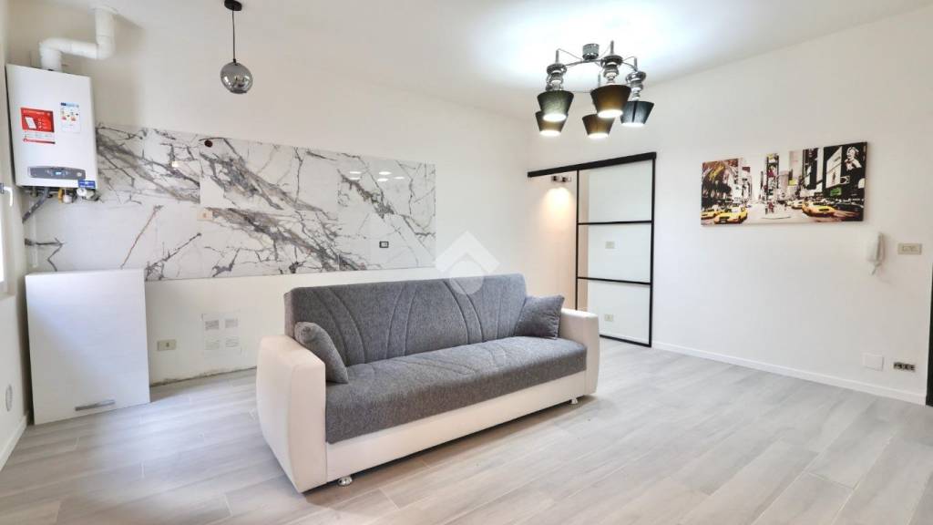 casa indipendente in vendita a Reggio nell'Emilia in zona Città Storica