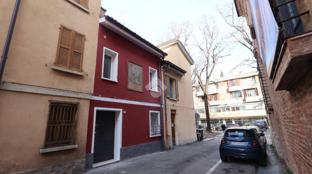 casa indipendente in vendita a Reggio nell'Emilia in zona Città Storica