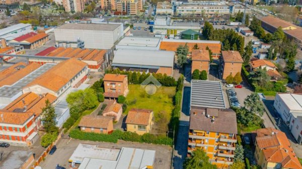 casa indipendente in vendita a Reggio nell'Emilia in zona Carrozzone