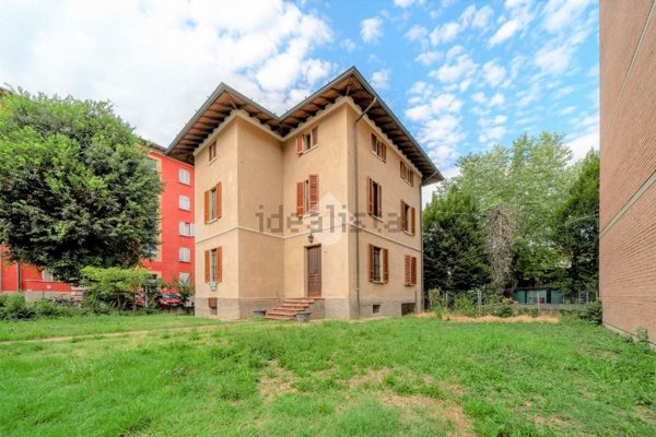 casa indipendente in vendita a Reggio nell'Emilia in zona Città Storica