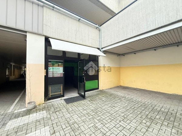 negozio in vendita a Reggio nell'Emilia in zona Carrozzone