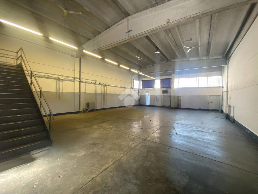 locale commerciale in vendita a Reggio nell'Emilia in zona Mancasale