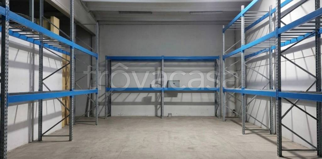 locale commerciale in vendita a Reggio nell'Emilia in zona Santa Croce