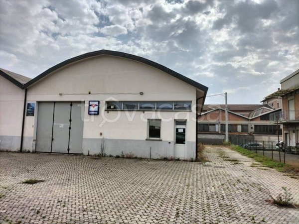 locale commerciale in vendita a Reggio nell'Emilia in zona Santa Croce