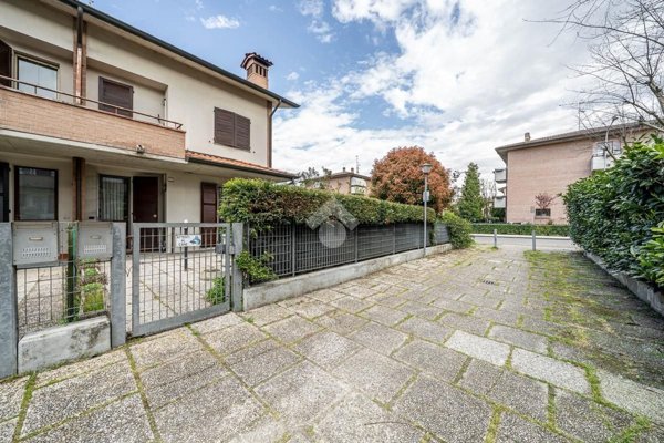 casa indipendente a Reggio nell'Emilia in zona Compagnoni / Migliolungo