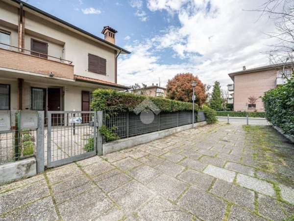 casa indipendente a Reggio nell'Emilia in zona Compagnoni / Migliolungo
