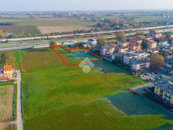 terreno edificabile in vendita a Reggio nell'Emilia in zona Roncocesi