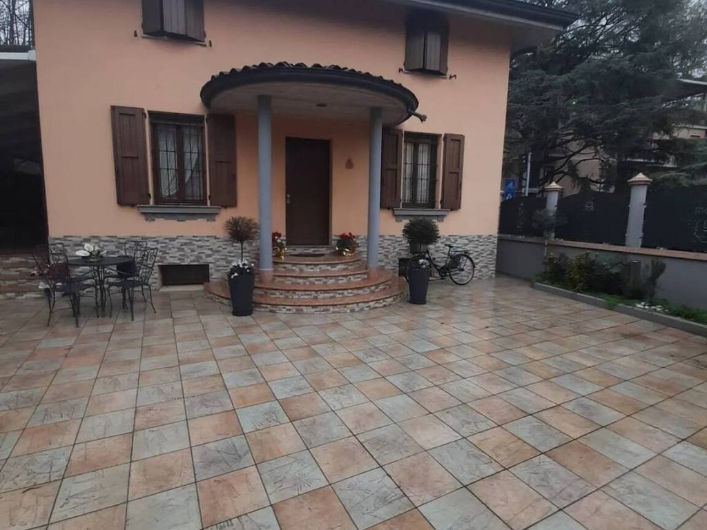 casa indipendente in vendita a Reggio nell'Emilia in zona Città Storica