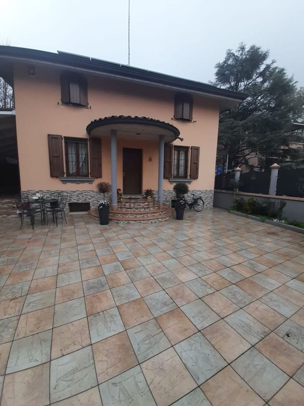 casa indipendente in vendita a Reggio nell'Emilia in zona Città Storica
