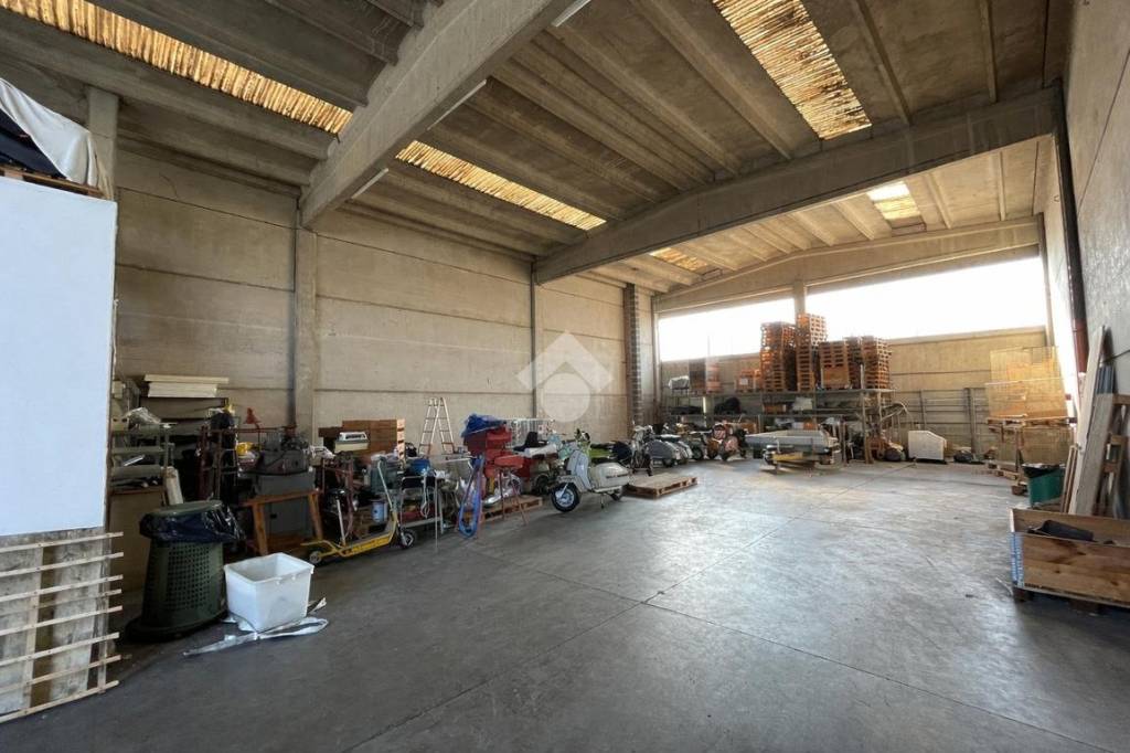 locale commerciale in vendita a Reggio nell'Emilia in zona Mancasale