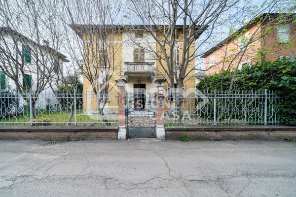 casa indipendente in vendita a Reggio nell'Emilia in zona Città Storica