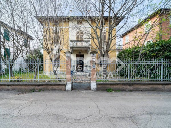 casa indipendente in vendita a Reggio nell'Emilia in zona Città Storica