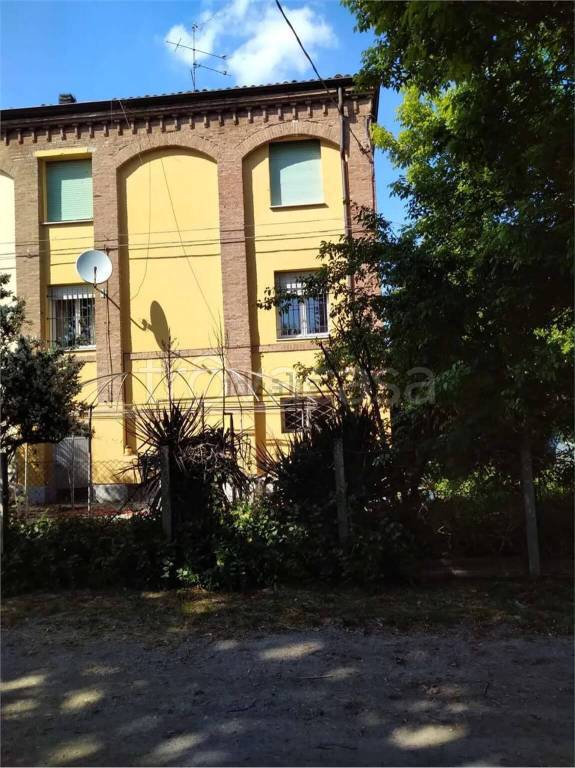 casa indipendente in vendita a Reggio nell'Emilia in zona Ospizio