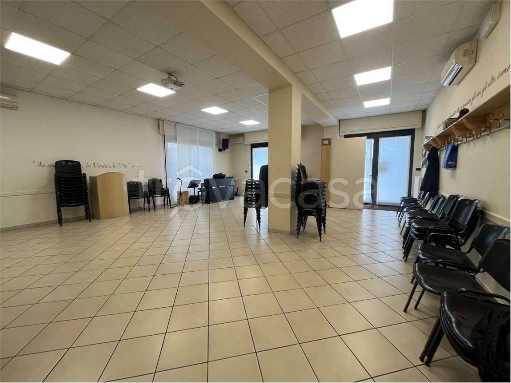 negozio in vendita a Reggio nell'Emilia in zona Santa Croce