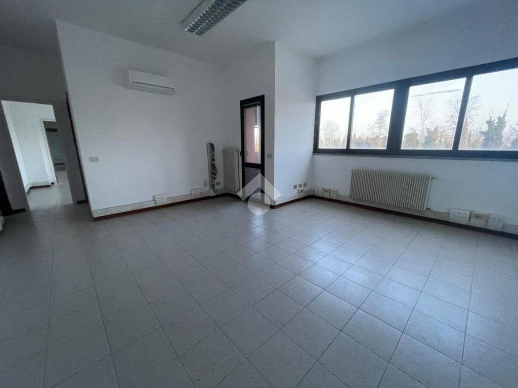 ufficio in vendita a Reggio nell'Emilia in zona Mancasale
