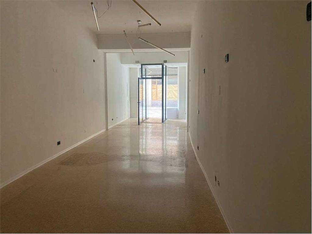 negozio in vendita a Reggio nell'Emilia in zona Città Storica