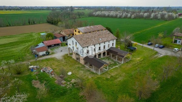 casale in vendita a Reggio nell'Emilia in zona Coviolo