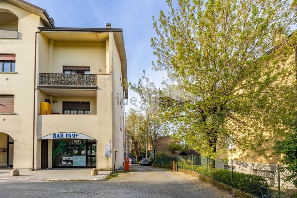 negozio in vendita a Reggio nell'Emilia in zona Pieve Modolena