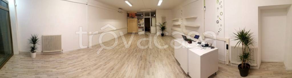 negozio in vendita a Reggio nell'Emilia in zona Baragalla