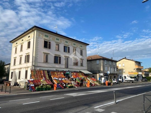 negozio in vendita a Reggio nell'Emilia in zona Cadè / Gaida