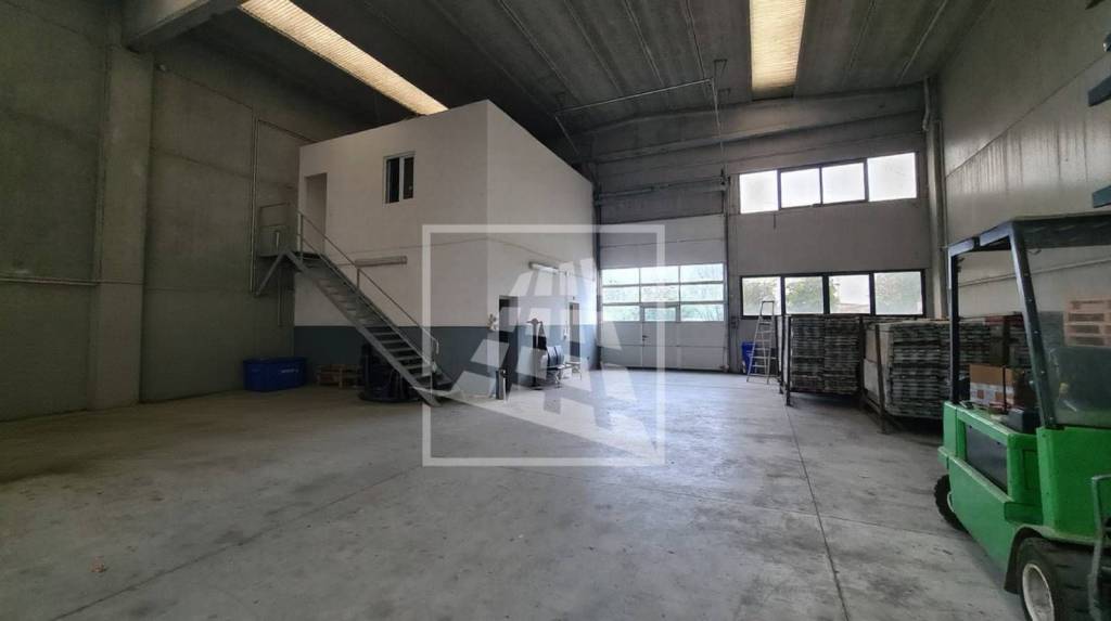 locale commerciale in vendita a Reggio nell'Emilia in zona Roncocesi