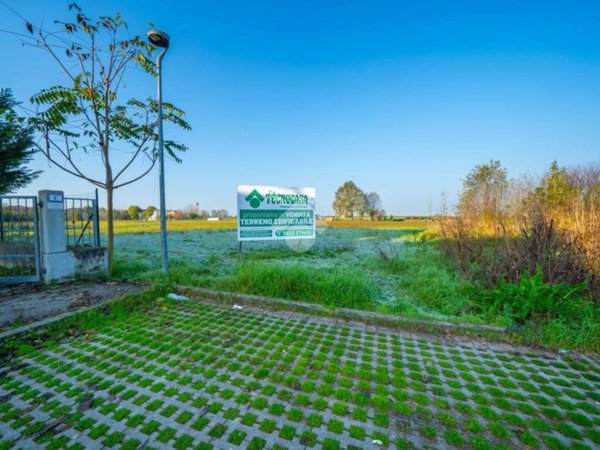 terreno edificabile in vendita a Reggio nell'Emilia in zona Roncocesi