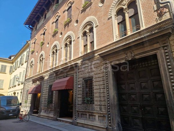 negozio in vendita a Reggio nell'Emilia in zona Città Storica