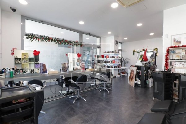 negozio in vendita a Reggio nell'Emilia in zona Santa Croce