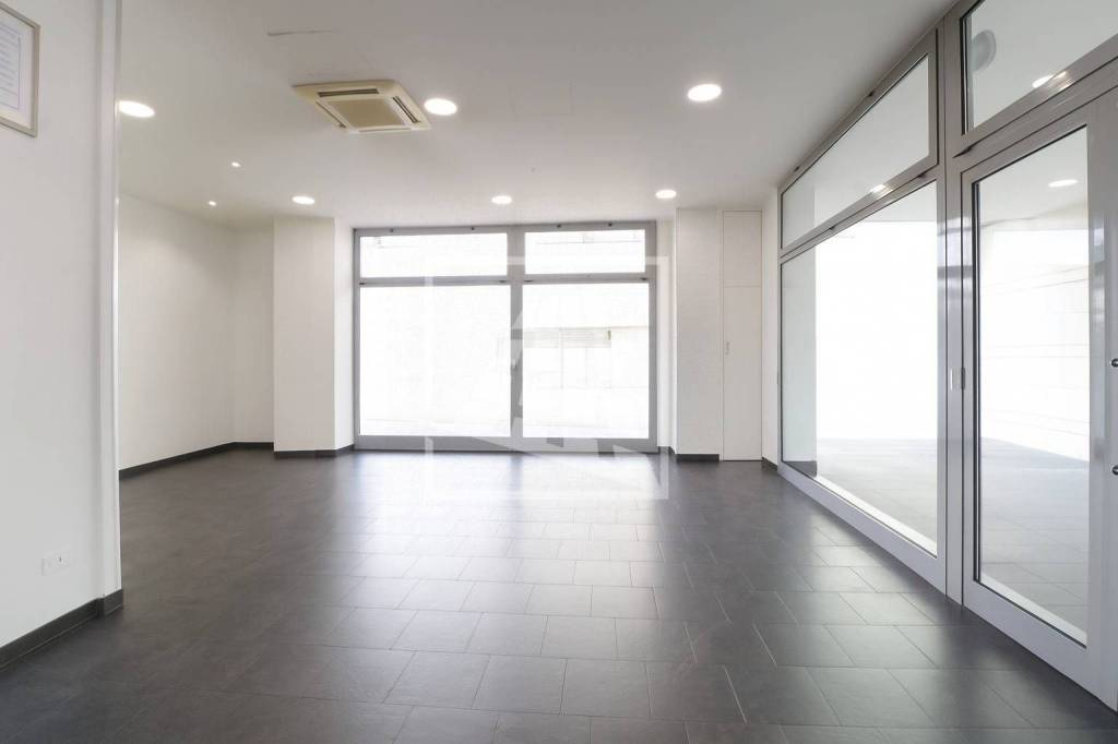 negozio in vendita a Reggio nell'Emilia in zona Santa Croce