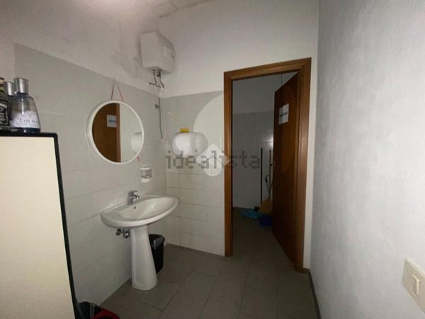 negozio in vendita a Reggio nell'Emilia in zona Carrozzone