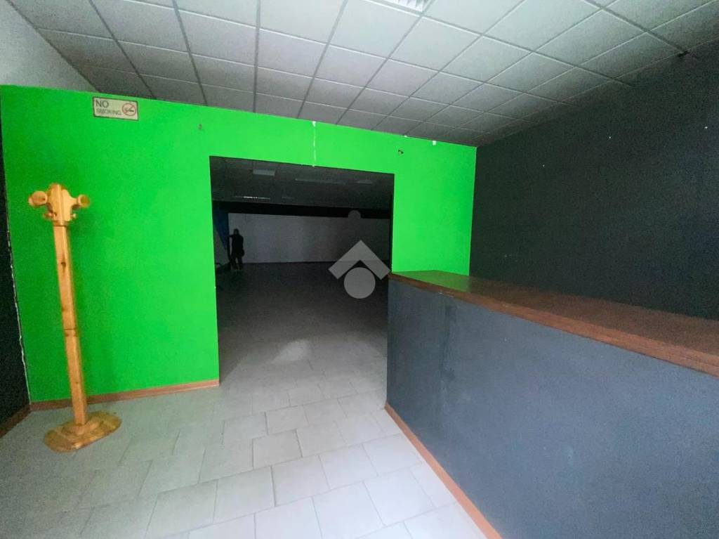 negozio in vendita a Reggio nell'Emilia in zona Carrozzone