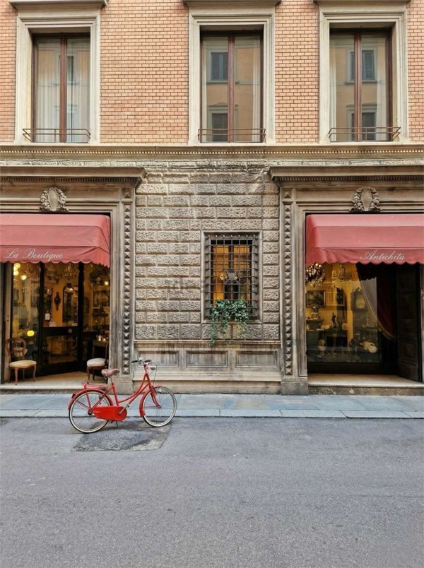 negozio in vendita a Reggio nell'Emilia in zona Città Storica