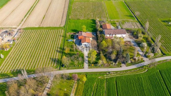 casa indipendente in vendita a Reggio nell'Emilia in zona Gavassa