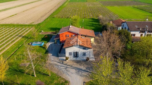casa indipendente in vendita a Reggio nell'Emilia in zona Gavassa