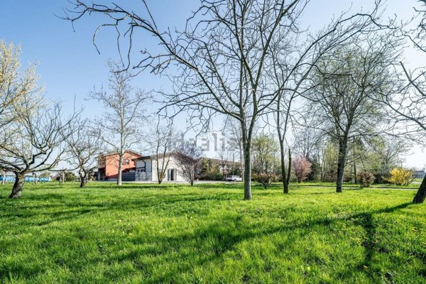 casa indipendente in vendita a Reggio nell'Emilia in zona Gavassa