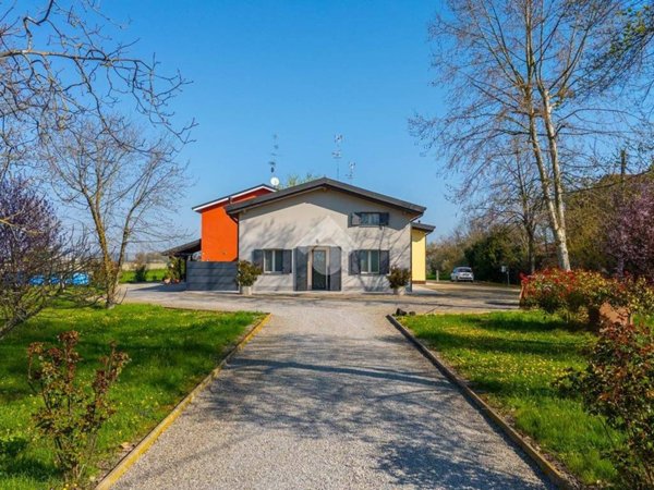 casa indipendente in vendita a Reggio nell'Emilia in zona Gavassa