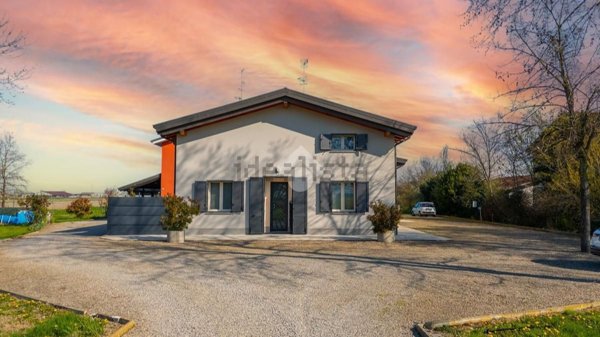 casa indipendente in vendita a Reggio nell'Emilia in zona Gavassa