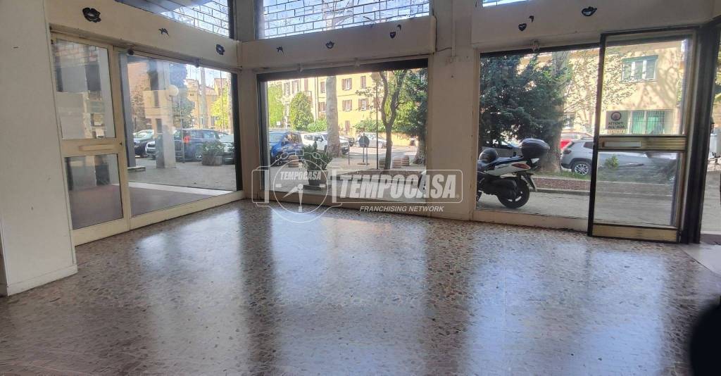 negozio in vendita a Reggio nell'Emilia in zona Città Storica