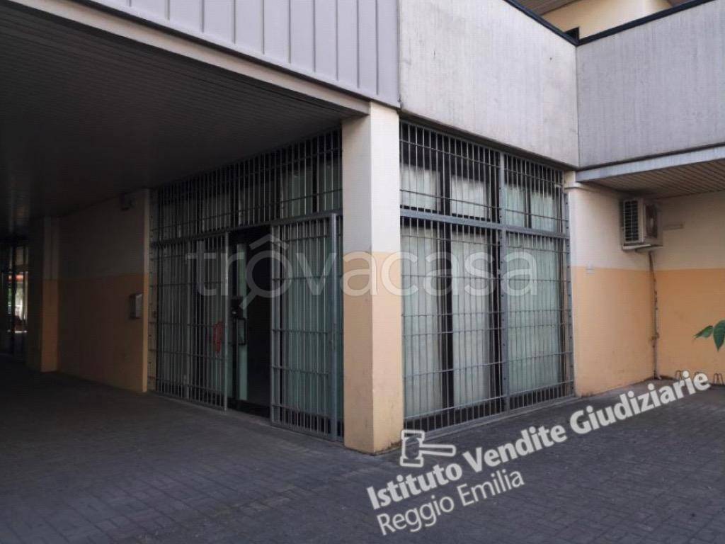negozio in vendita a Reggio nell'Emilia in zona Carrozzone