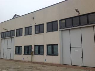 locale commerciale in vendita a Reggio nell'Emilia in zona Roncocesi