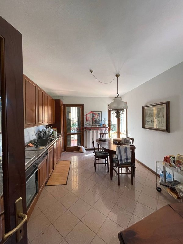 casa indipendente a Reggio nell'Emilia in zona San Pellegrino / Villa Canali