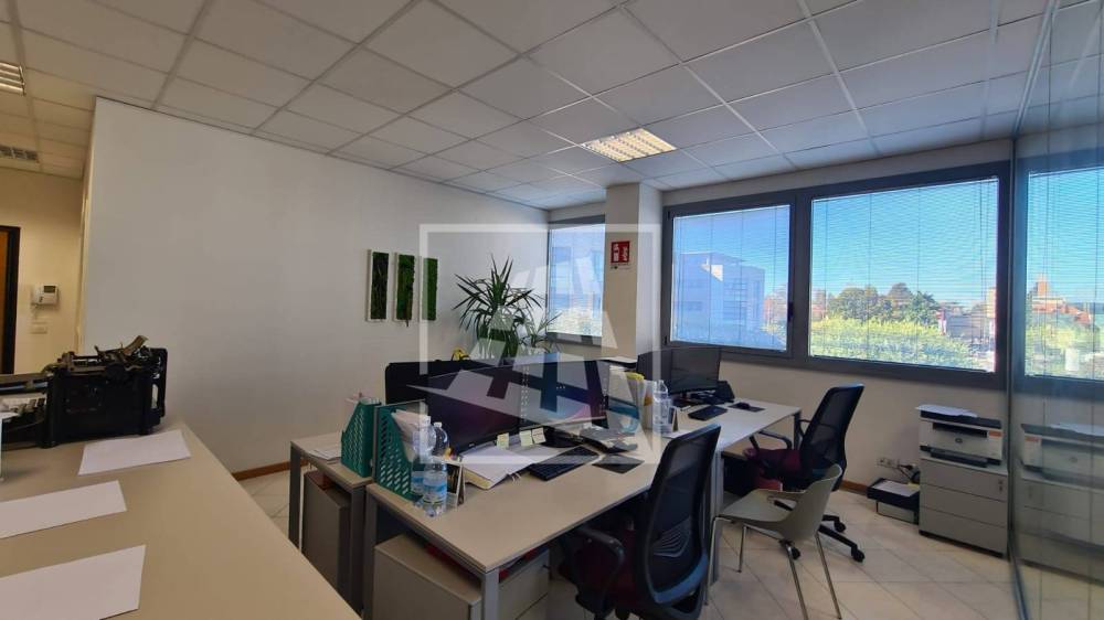 ufficio in vendita a Reggio nell'Emilia in zona Tribunale